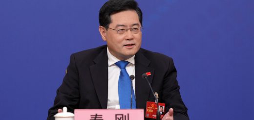 北京市の人民大会堂記者会見ホールで記者会見を行い、秦剛外交部長（外相）が「中国外交政策と対外関係」について中国国内外の記者の質問に回答した。