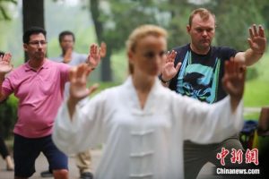 ポーランド、スウェーデン、タイ、米国、ポルトガルなどの中国学者らが北京の元大都城垣遺跡公園で陳式太極拳を見学・体験し、中国の伝統文化を体感