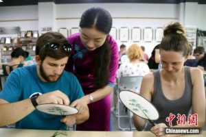 蘇州大学文学部の米国人学生が中国の伝統的な刺繍技術を学び、伝統的な蘇州刺繍文化の魅力を体験