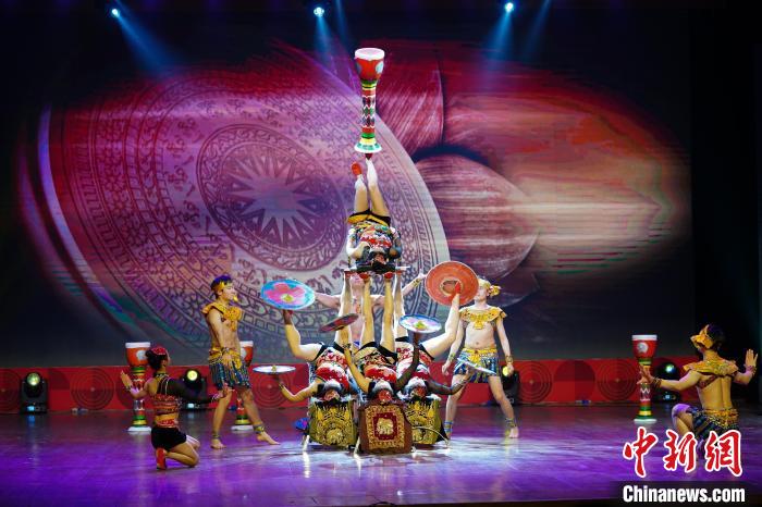 雲南の民族風情を持つ難易度の高い雑技「踏む太鼓」