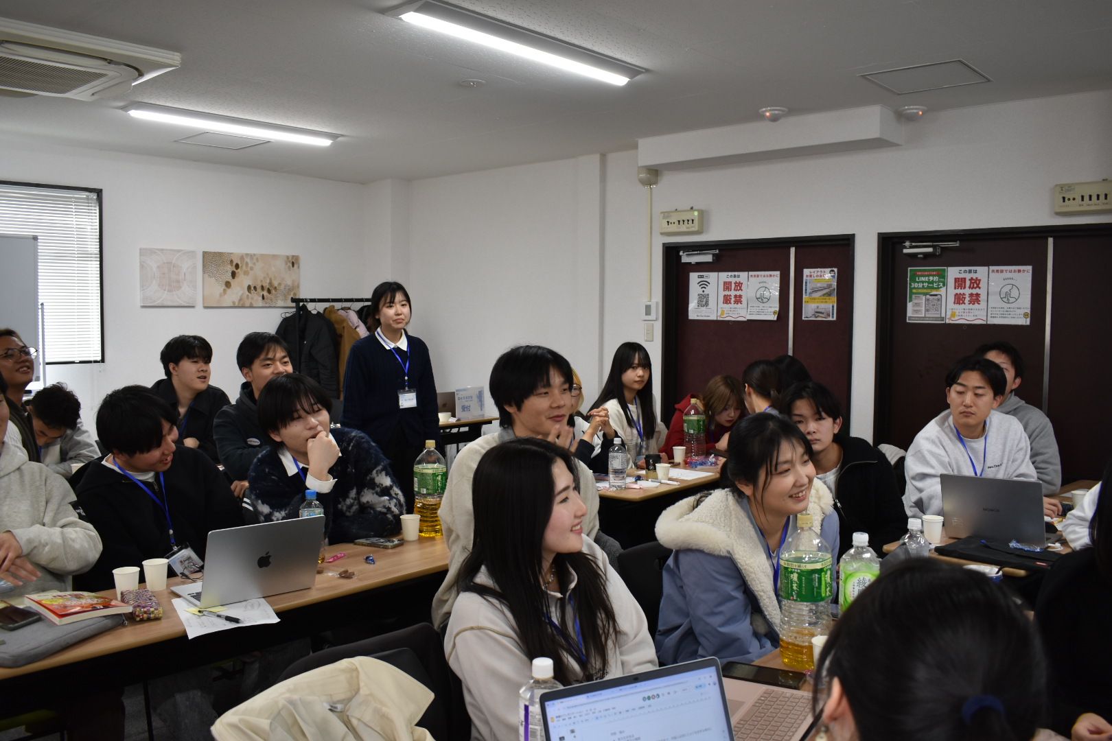 イベント企画発表会を笑顔で聞く学生たち